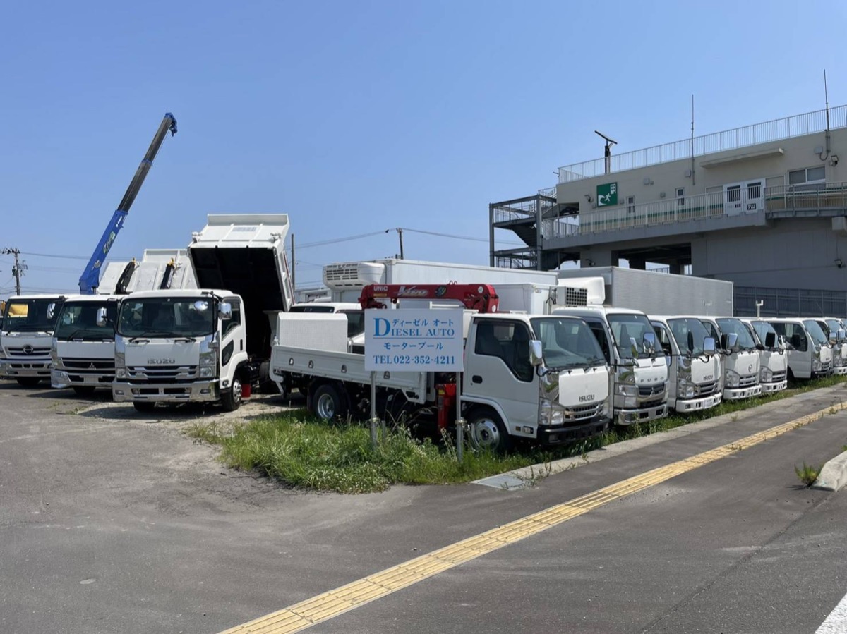 DIESEL AUTO 展示場の外観。商用車・中古トラックが並ぶモータープール