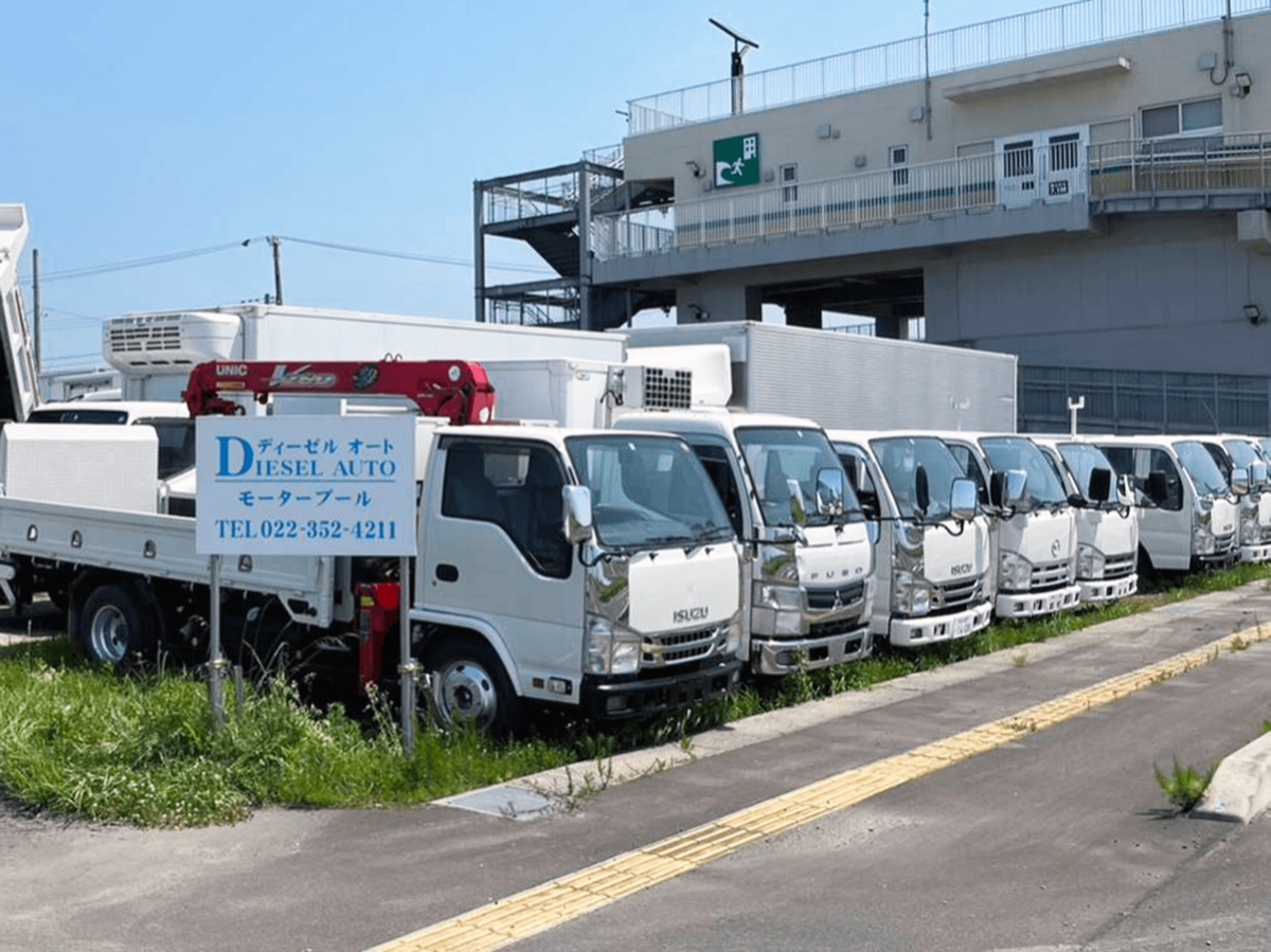 DIESEL AUTO のモータープールに整列する中古トラック・商用車