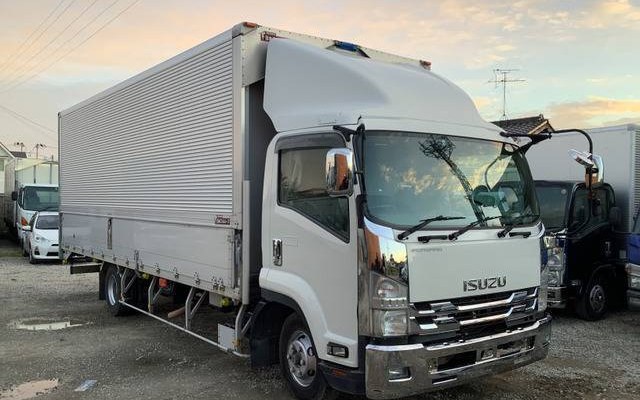 中古の箱型トラック